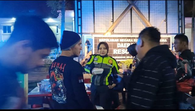 Satuan Lalu Lintas Polres Dumai menggelar Dumai Sahur Ceria (DSC) bersama masyarakat Kota Dumai khususnya para pengguna jalan